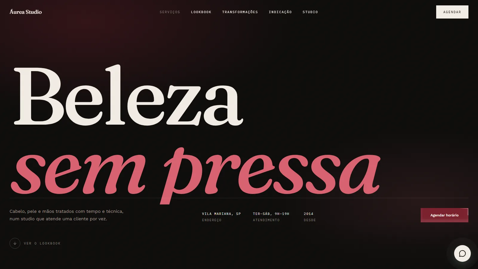 Capa do site do Áurea Studio: fundo preto tinta, o título “Beleza sem pressa” em serifa grande com a segunda linha em itálico oxblood, e uma faixa de informações com endereço, horário e o botão de agendar.